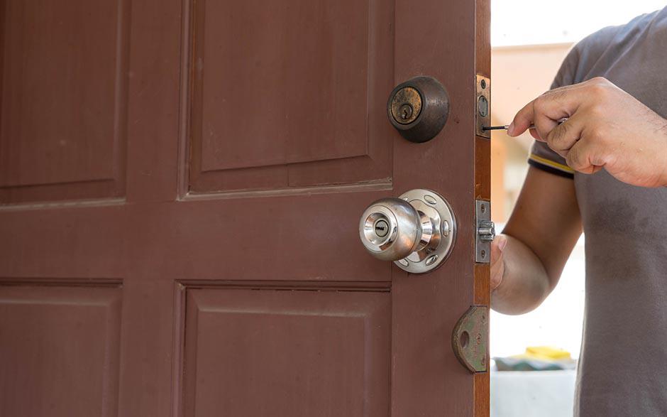 ouvrir une porte fermée à clé avec un trombone Meaux